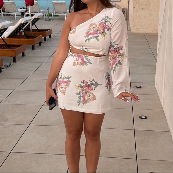 Essie One Shoulder Dress in White Floral - Picture 4 of 5